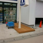 コンビニ店舗前のウリンデッキ3